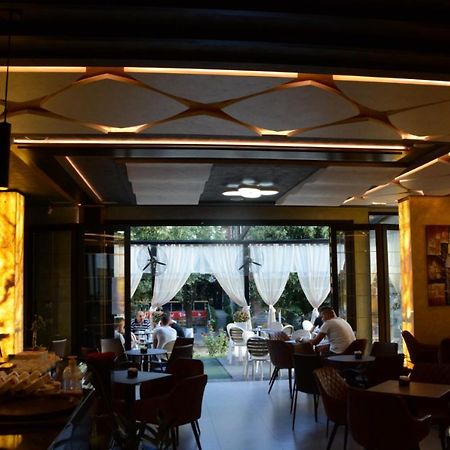 Royal Hotel Peshkopi Albania ภายนอก รูปภาพ