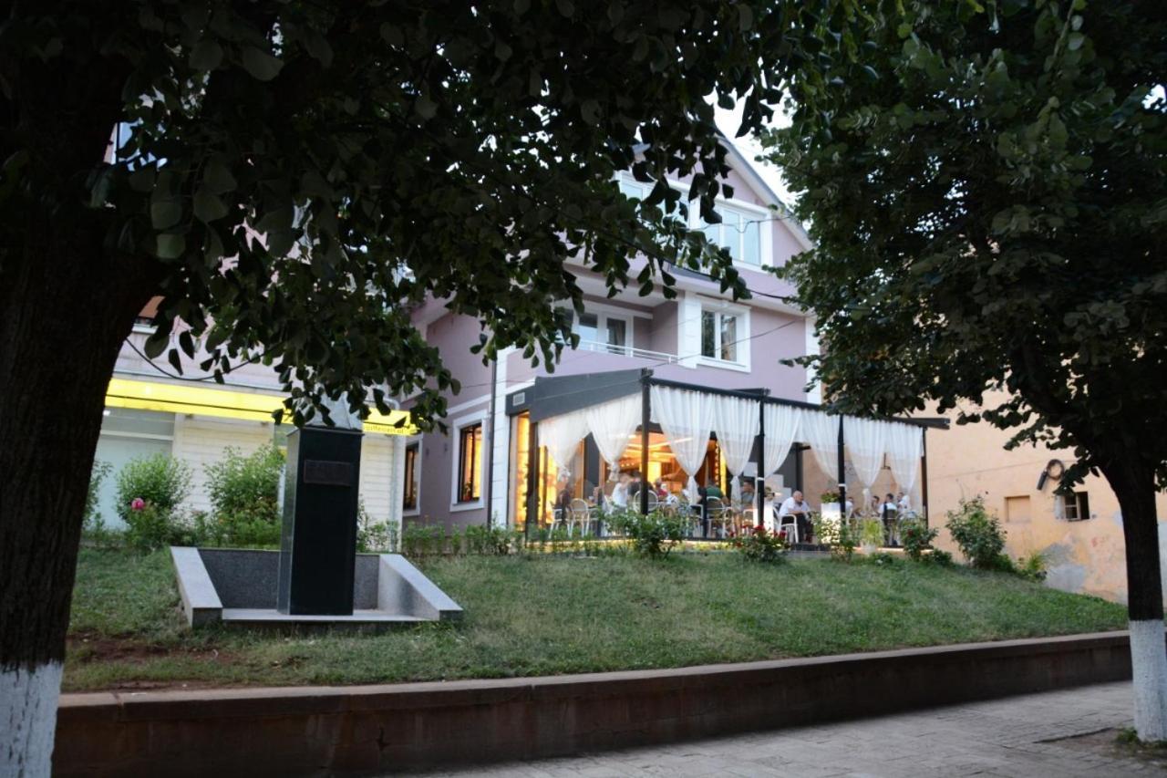 Royal Hotel Peshkopi Albania ภายนอก รูปภาพ